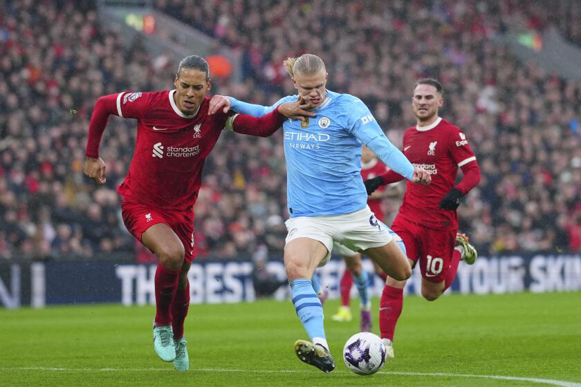 Virgil van Dijk (izquierda) de Liverpool intenta parar a Erling Haaland de Manchester City en el partido de la Liga Premier, el domingo 10 de marzo de 2024, en Liverpool. (AP Foto/Jon Super)