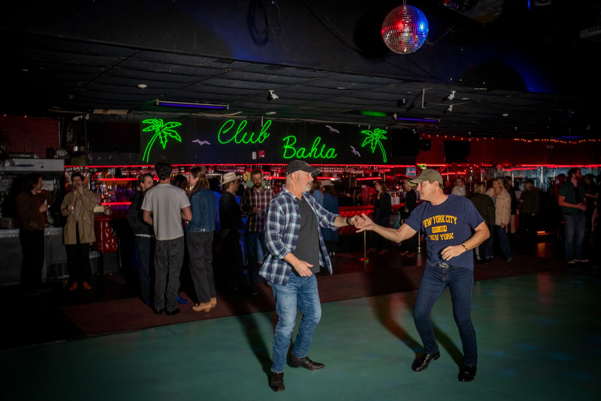 Les gens commencent à remplir la piste de danse pour une autre nuit de danse en ligne Stud Country.