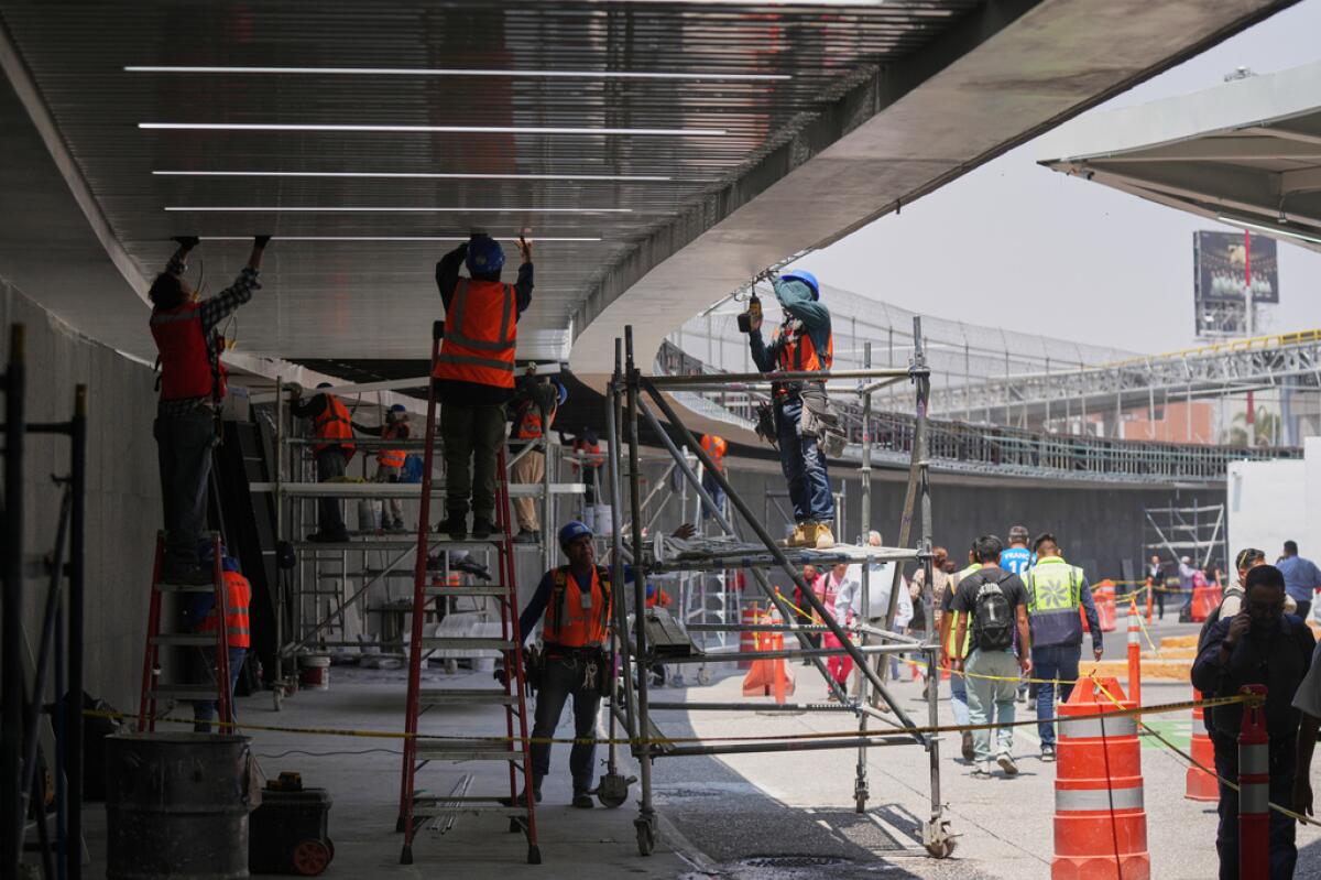 Trabajadores reparan el techo de la Terminal 1
