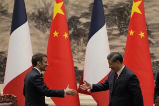 ARCHIVO - El presidente francés Emmanuel Macron, izquierda, estrecha su mano con su homólogo chino Xi Jinping tras reunirse con los medios en el Gran Salón del Pueblo, en Beijing, el jueves 6 de abril de 2023. (AP Foto/Ng Han Guan, Pool, archivo)