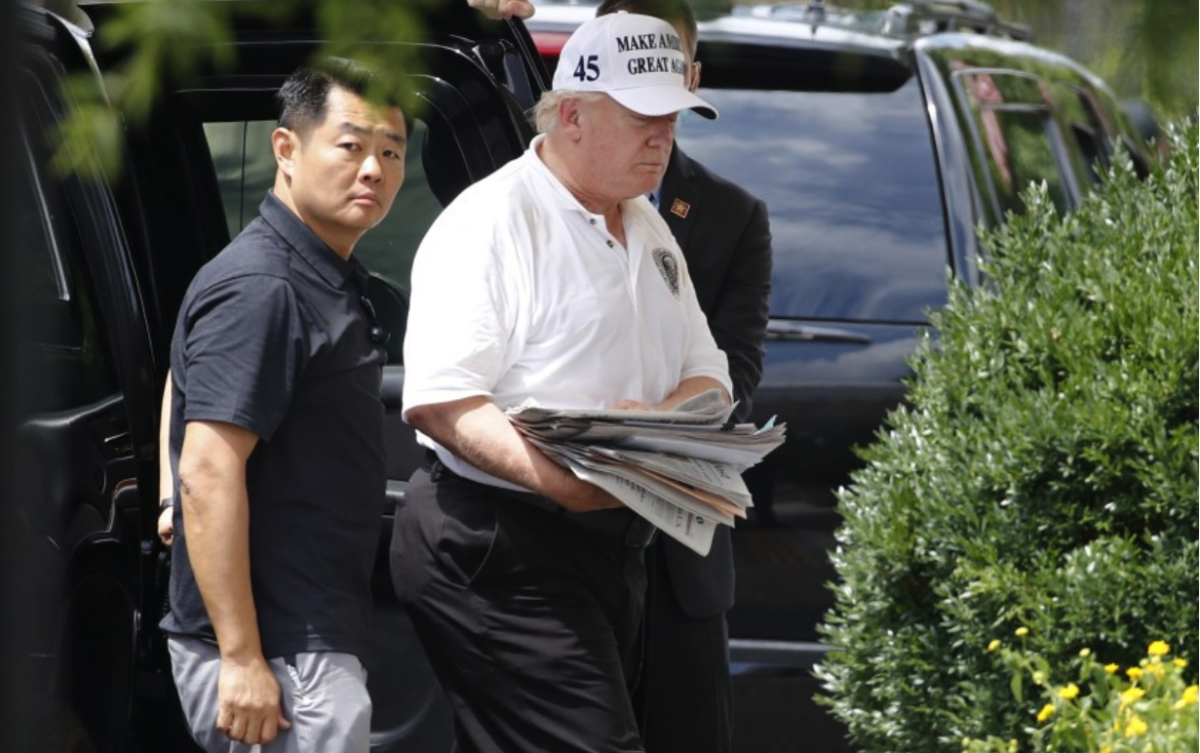 El presidente Trump regresa a la Casa Blanca el sábado después de un viaje a su complejo de golf en Virginia.