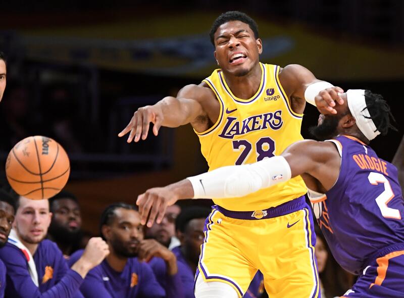 Suns'ın forveti Josh Okogie (sağda), dördüncü çeyrekte topu Lakers'ın forveti Rui Hachimura'nın elinden uzaklaştırıyor.