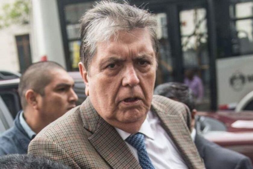 El ex presidente peruano Alan García, quien es visto llegando a la oficina del fiscal en Lima el 15 de noviembre, se disparó cuando las autoridades se preparaban para arrestarlo el miércoles. (Ernesto Benavides / AFP/Getty Images)