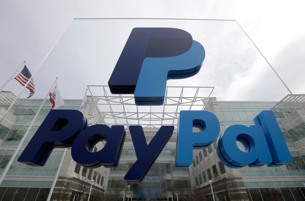 ARCHIVO - Esta fotografía del 10 de marzo de 2015 muestra un letrero de PayPal