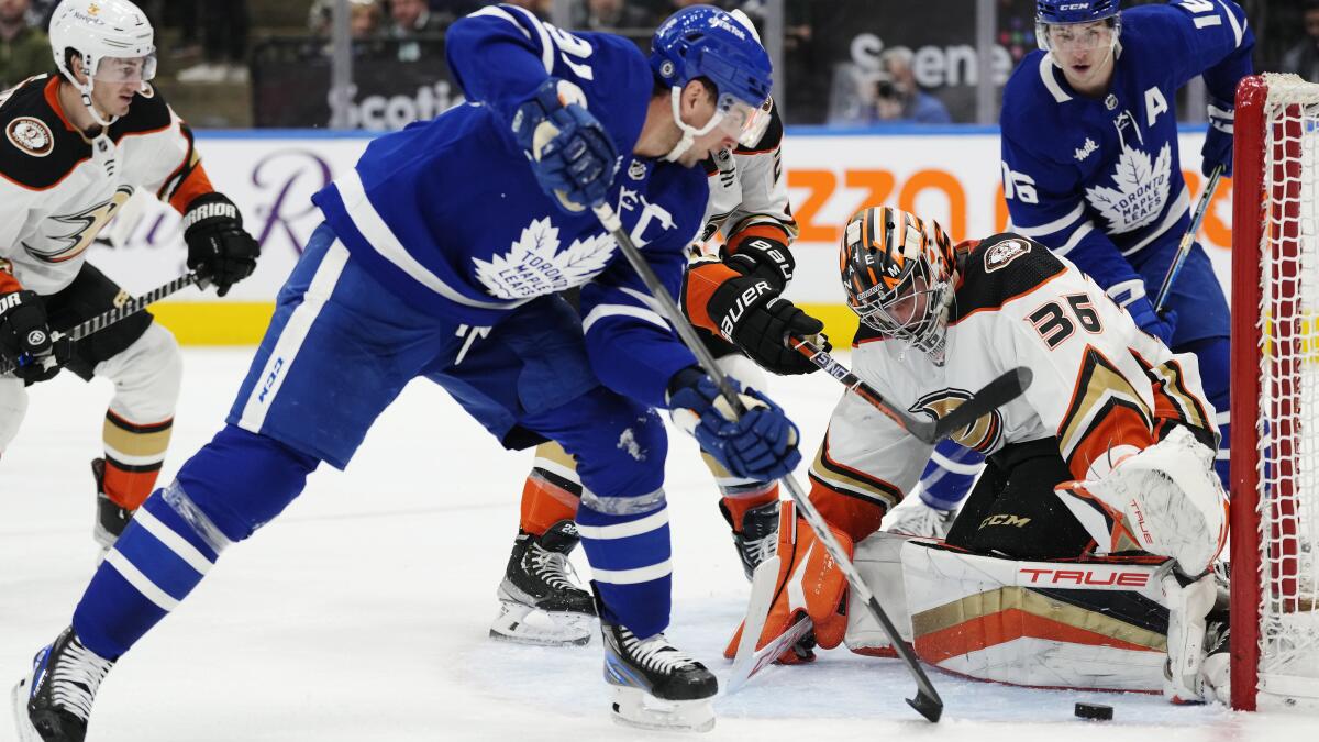 Marner extends Maple Leafs-record points streak to 21 games
