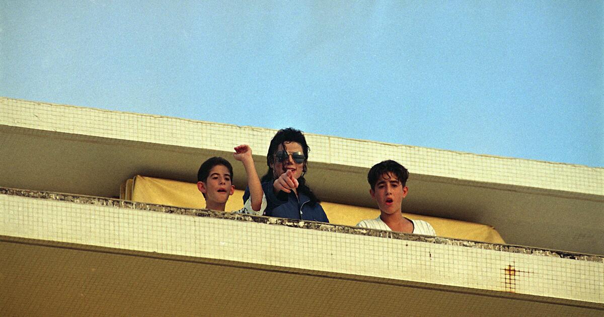 O processo diz que Michael Jackson abusou do menino nas casas de Elton John e Elizabeth Taylor