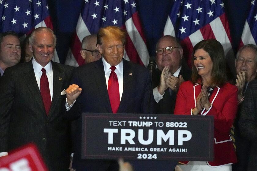 El precandidato republicano presidencial Donald Trump toma la palabra en una fiesta en el marco de las elecciones primarias del partido en Columbia, Carolina del Sur, el sábado 24 de febrero de 2024. (AP Foto/Mike Stewart)