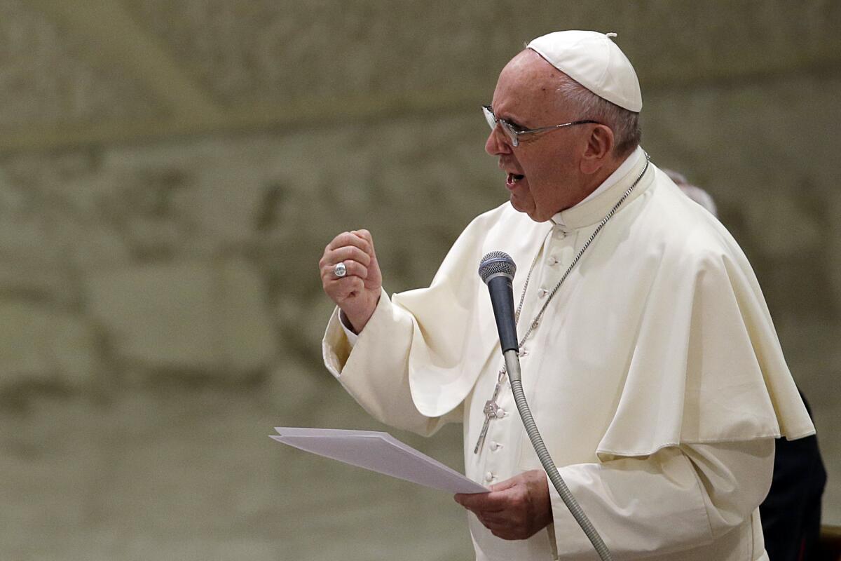 El papa Francisco habla durante una audiencia con fieles y empleados del Banco Cooperativo de Crédito en el Vaticano.