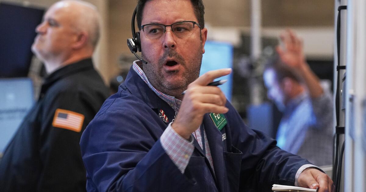 Wall Street loses ground under the weight of falling technology stocks Wall Street loses ground under the weight of falling technology stocks