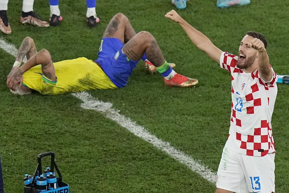 Nikola Vlasic, de la selección de Croacia, festeja mientras Neymar llora la derrota de Brasil 