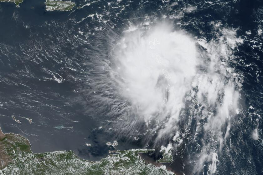 La tormenta tropical Dorian se intensificó el 26 de agosto de 2019 al acercarse al Caribe en una pista que lo llevará cerca de Puerto Rico y la República Dominicana a mitad de semana, posiblemente con fuerza de huracán.