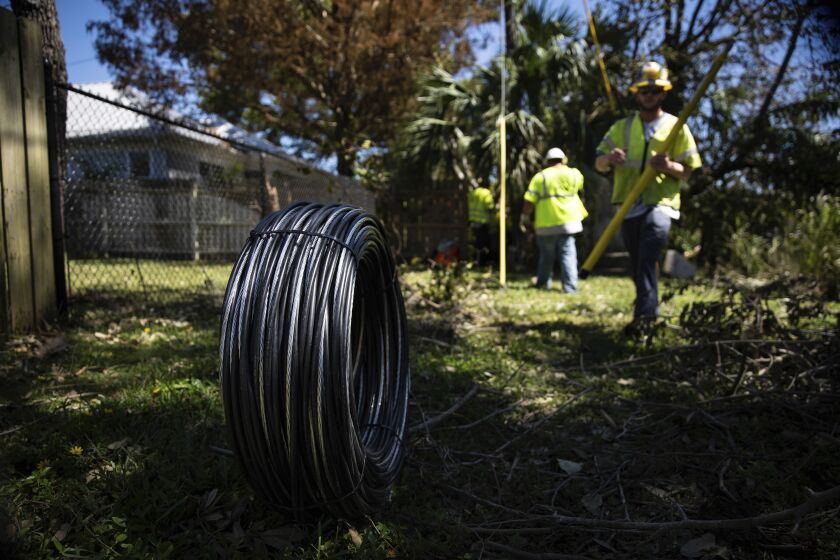 Trabajadores de Florida Power and Electric reparan un tendido eléctrico dañado por el huracán Ian en Naples, Florida, el lunes 3 de octubre de 2022. (AP Foto/Robert Bumsted)
