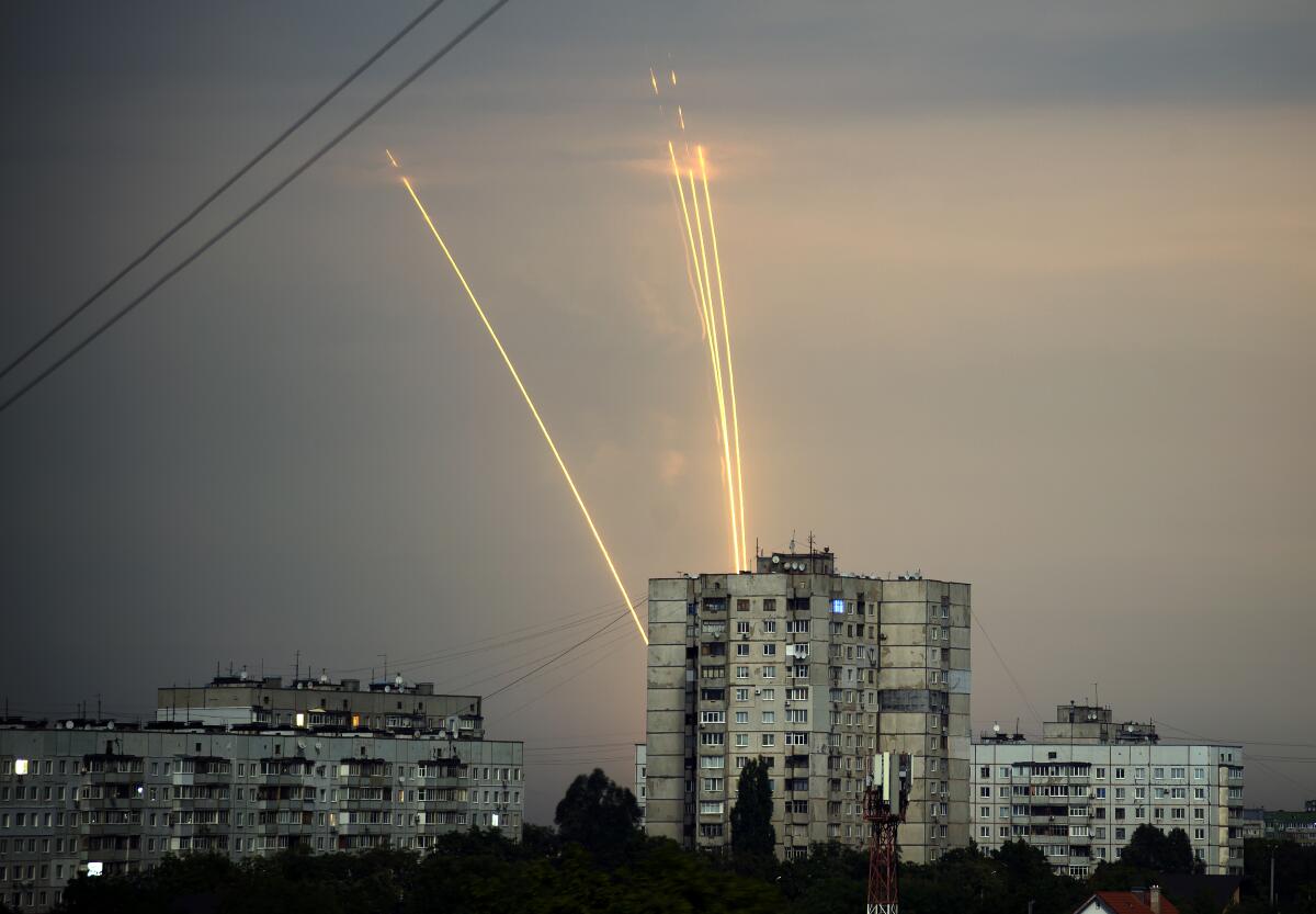 Cohetes rusos al ser disparados desde Belgorod, en Rusia, 