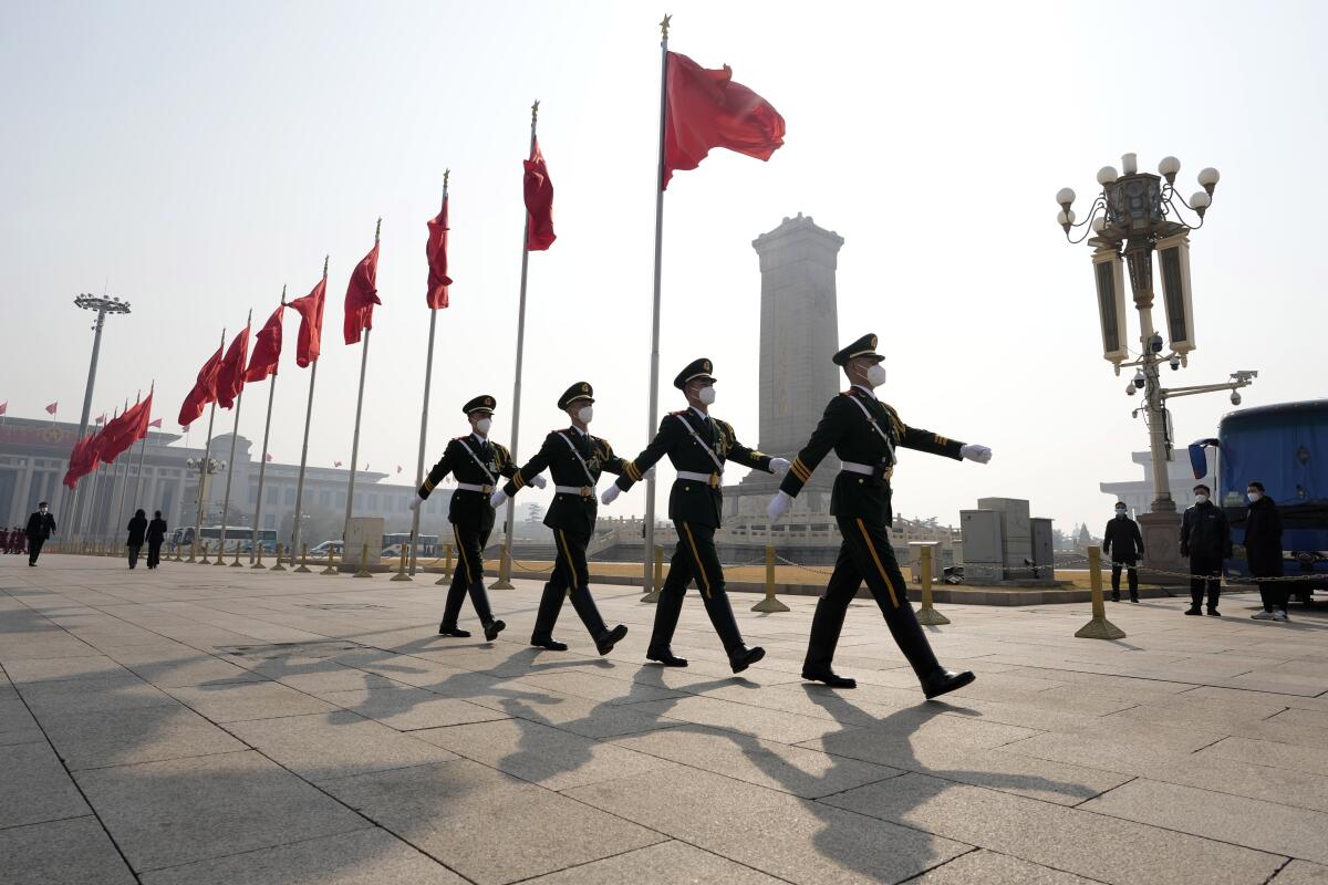 Policías paramilitares chinos marchan por la Plaza de Tiananmen, cerca del Gran Salón del Pueblo