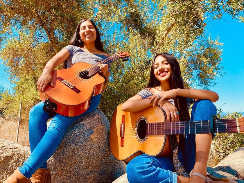 De izquierda a derecha aparecen Sheyla (18 años) y Emily (23 años), hijas de padres mexicanos originarios de Oaxaca.