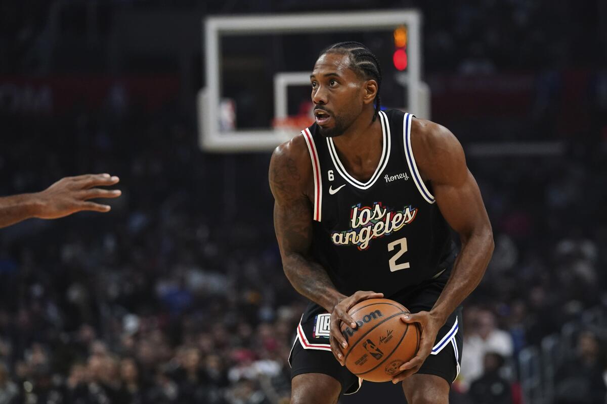 Clippers forward Kawhi Leonard drives to the basket against the Spurs