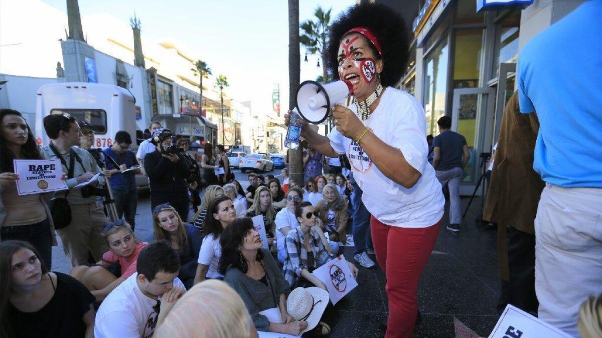 La artista y actriz Lili Bernard hablando el sábado durante un mitin en Hollywood donde los activistas pidieron poner fin al plazo de prescripción en casos de violación.