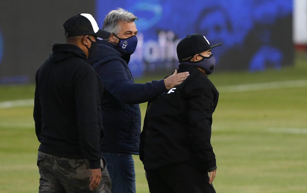 Diego Maradona (derecha), técnico de Gimnasia y Esgrima, ingresa en la cancha antes de un partido ante Patronato en La Plata.