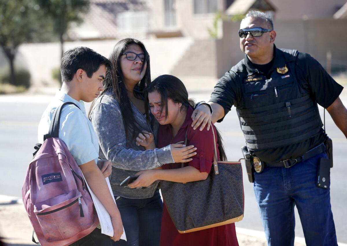 Un grupo de alumnos sale de una escuela en Glendale, Arizona, tras un ataque a tiros en que dos alumnas murieron. (AP Photo/Matt York)