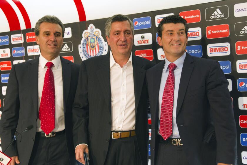 The new coach of Mexico's Chivas of Guadalajara Jose Manuel de la Torre (R) poses with Chivas Sport president Nestor de la Torre (L) and Chivas president Jorge Vergara during his presentation in Guadalajara, on October 07, 2014. De la Torre took on as new coach following the dismissal of Argentine Carlos Bustos. AFP PHOTO/Hector Guerrero (Photo credit should read HECTOR GUERRERO/AFP/Getty Images) ** OUTS - ELSENT, FPG - OUTS * NM, PH, VA if sourced by CT, LA or MoD **