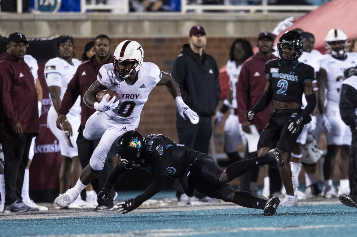     El corredor de Troy Kimani Vidal (0) atraviesa la segunda de Coastal Carolina.