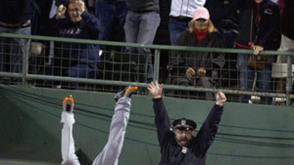 Ortiz, Red Sox sting Tigers 6-5