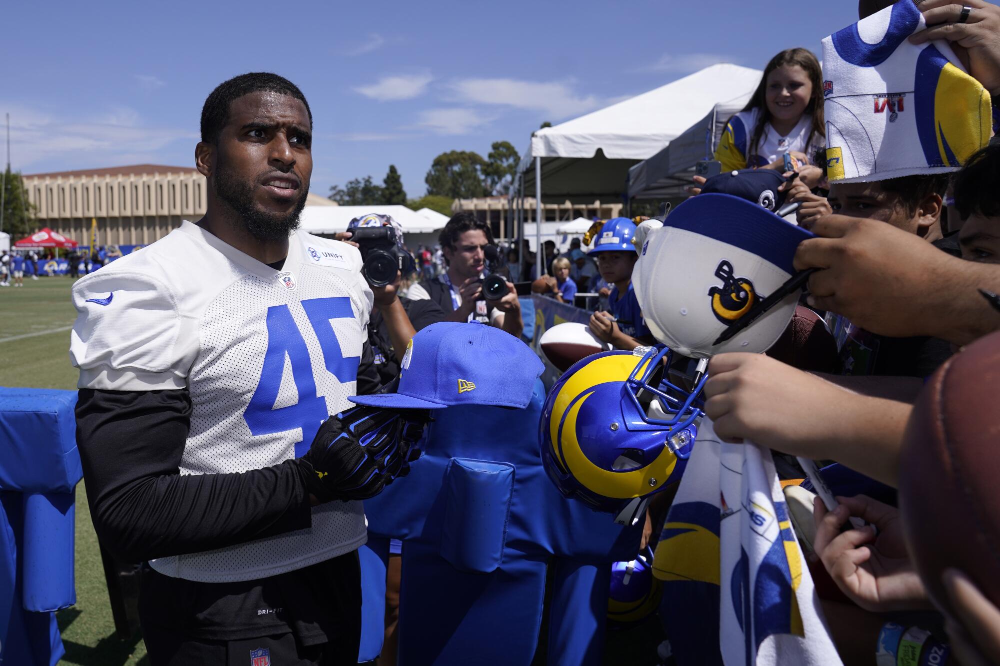 Rams linebacker Bobby Wagner signs autographs after camp practice.