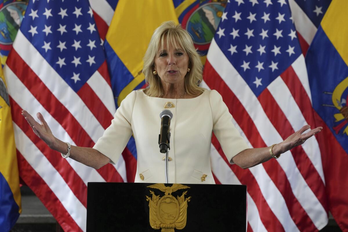 La primera dama de Estados Unidos, Jill Biden, habla en el Palacio de Carondelet en Quito, Ecuador, 
