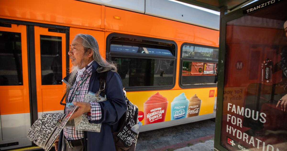 在洛杉矶的韩国城，缺乏公交车站庇护所给老年人带来困扰