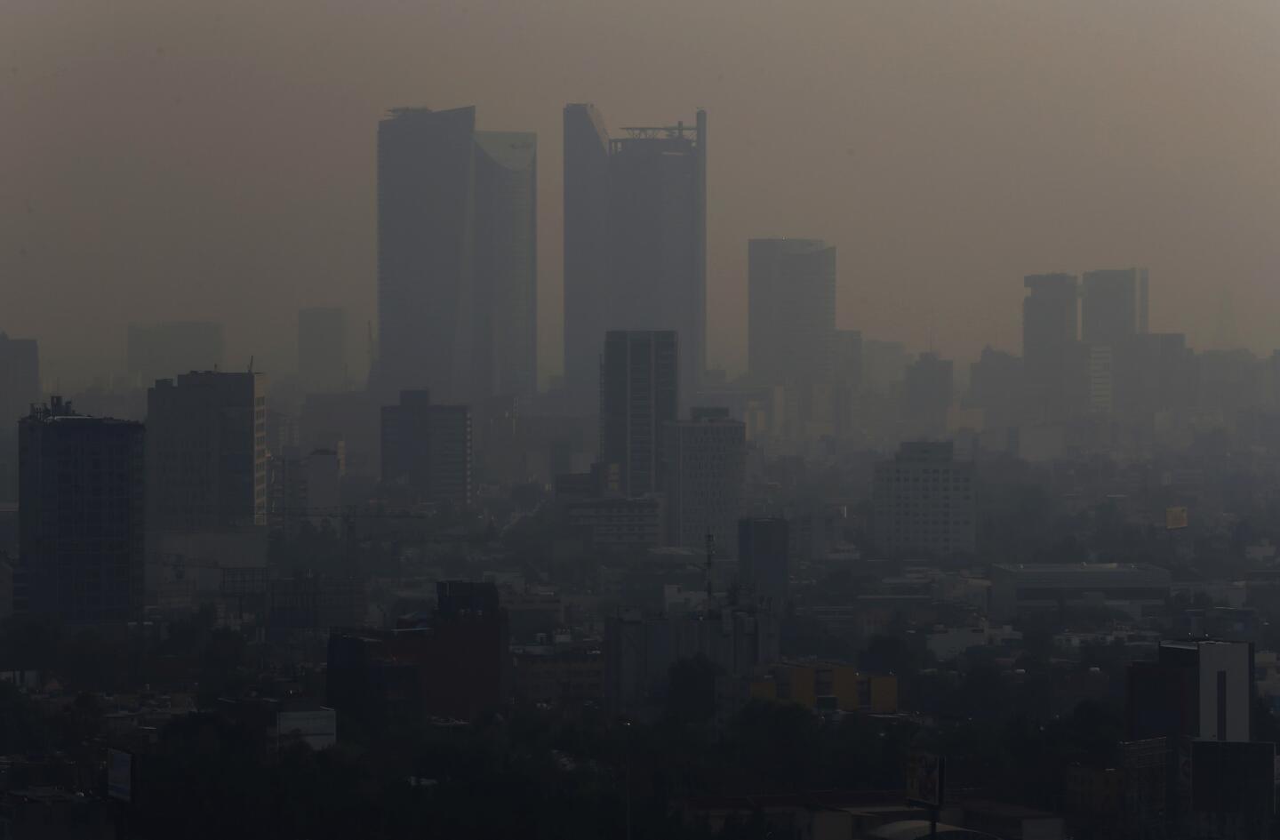 Una nube de humo y contaminación sobre la Ciudad de México. Las autoridades declararon emergencia ambiental debido al humo de incendios forestales rn varias zonas cercanas a la metrópoli.