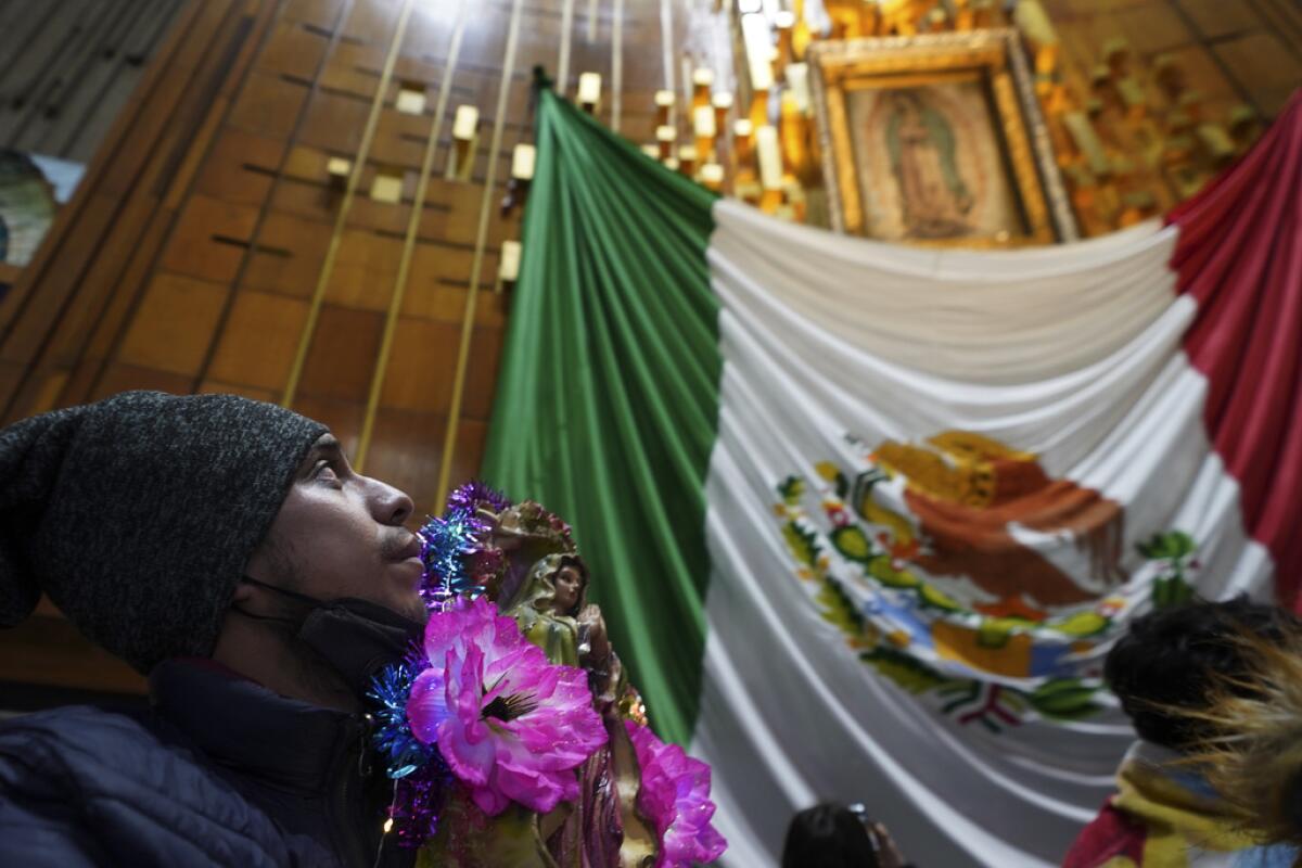 Un peregrino contempla la imagen de Nuestra Señora de Guadalupe
