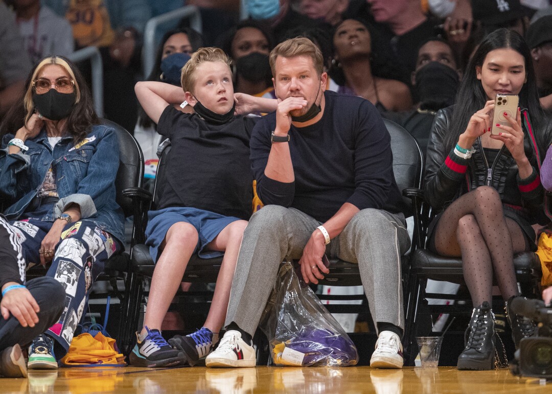 James Corden et son fils, Max Corden, regardent les Lakers.