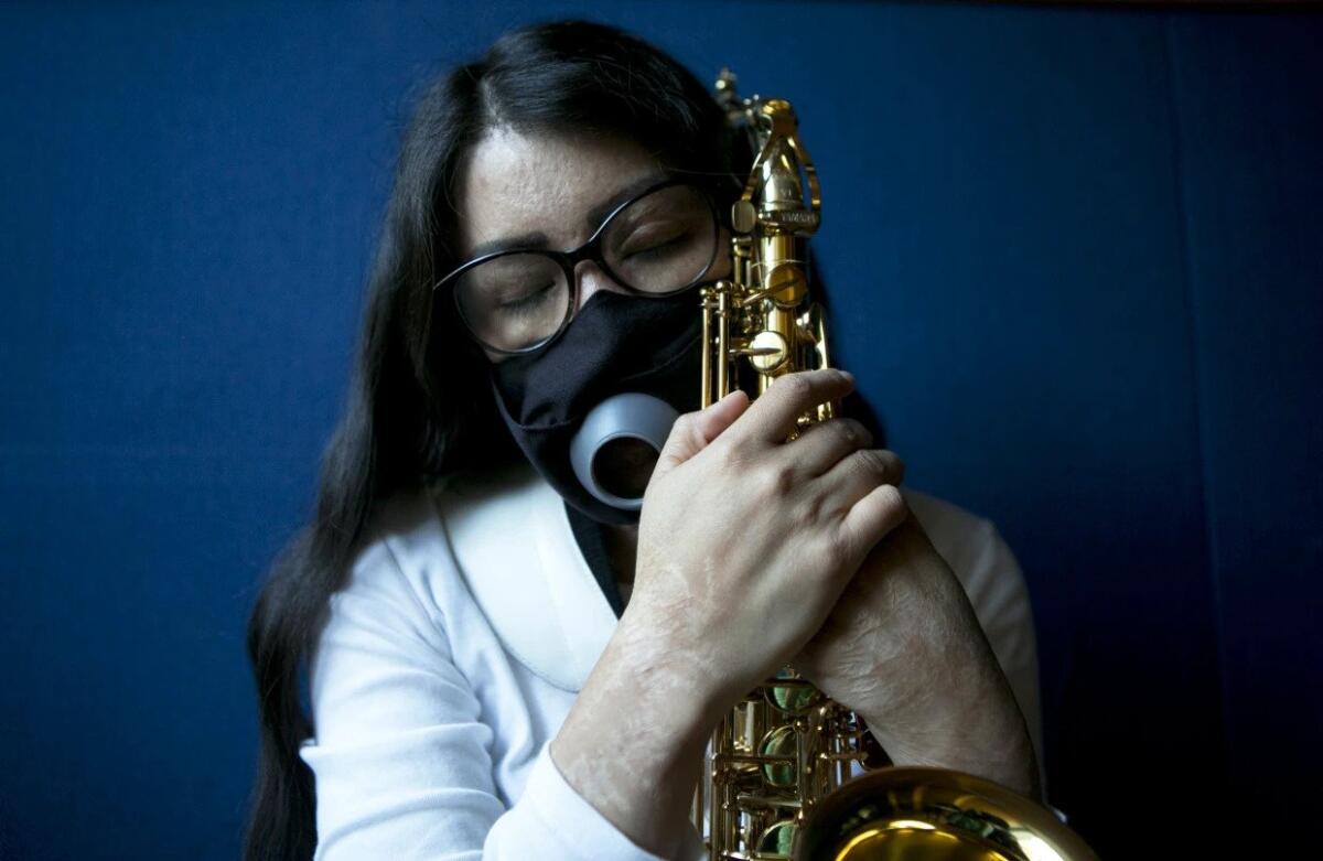 María Elena Ríos sostiene su saxofón 
