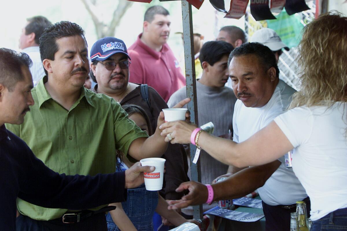 Los latinos que viven en Estados Unidos también gustan de la cerveza, por lo que es indudable que esta bebida tendrá una presencia especial en las celebraciones de este fin de semana.