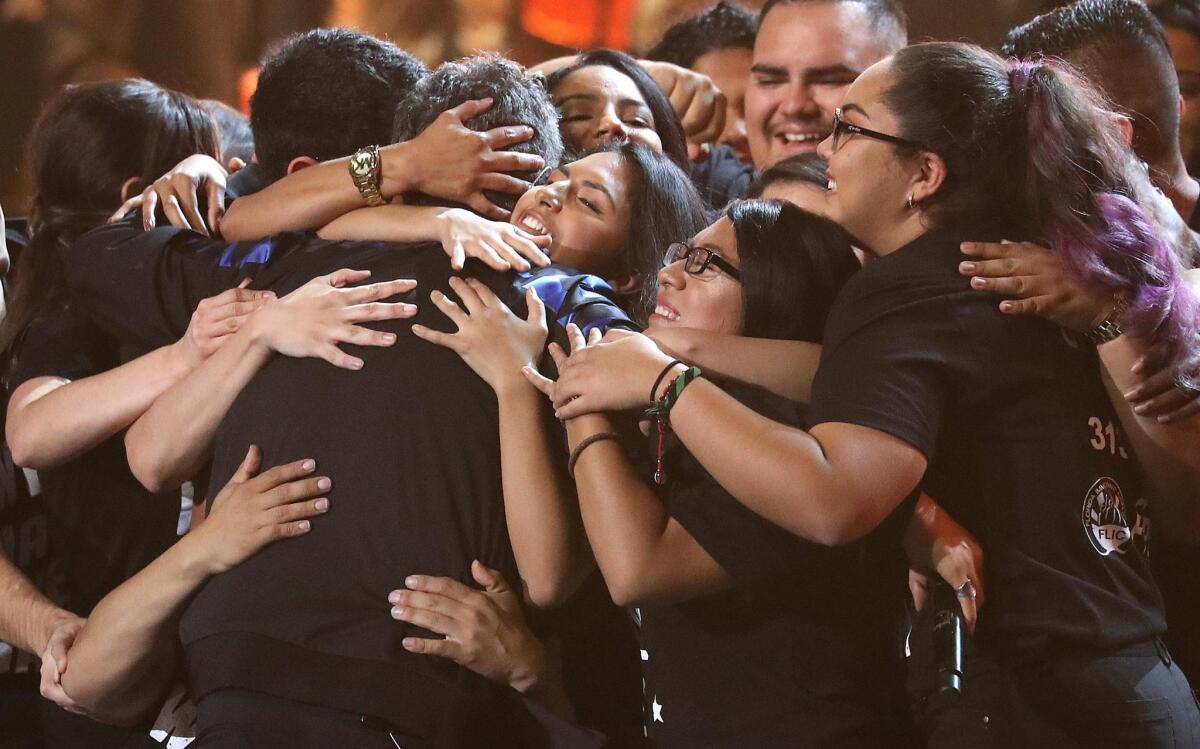 Un grupo de 'Dreamers' abraza a Alejandro Sanz después de su presentación.