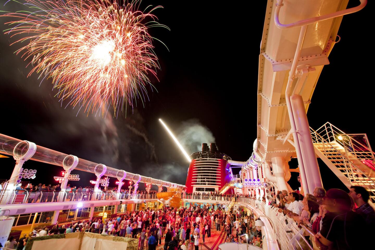 La última noche, la diversión es en grande con una fiesta pirata en cubierta, donde todos se disfrazan de piratas y disfrutan de efectos especiales y simpatía de los personajes Disney. Por supuesto, todo culmina con fuegos artificiales que iluminan altamar.