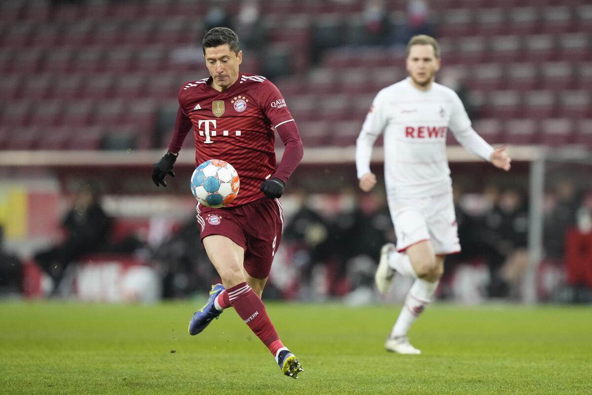 Robert Lewandowski controla el balón en partido de la Bundesliga  