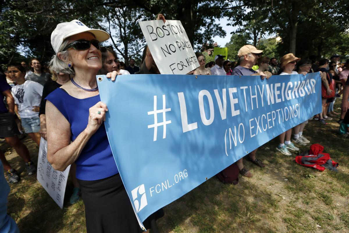 Protesta contra el racismo en Boston: Miles de activistas corearon consignas antinazis...