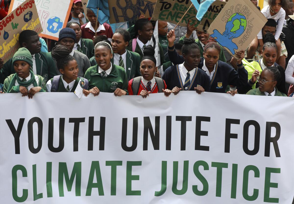 Jóvenes participan en una protesta para pedir acciones inmediatas contra el cambio climático en Ciudad del Cabo