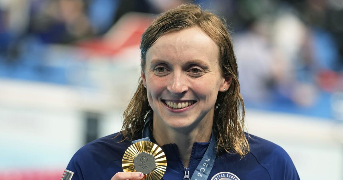 明星凯蒂·莱德基在 800 米自由泳比赛中赢得第四枚奥运金牌