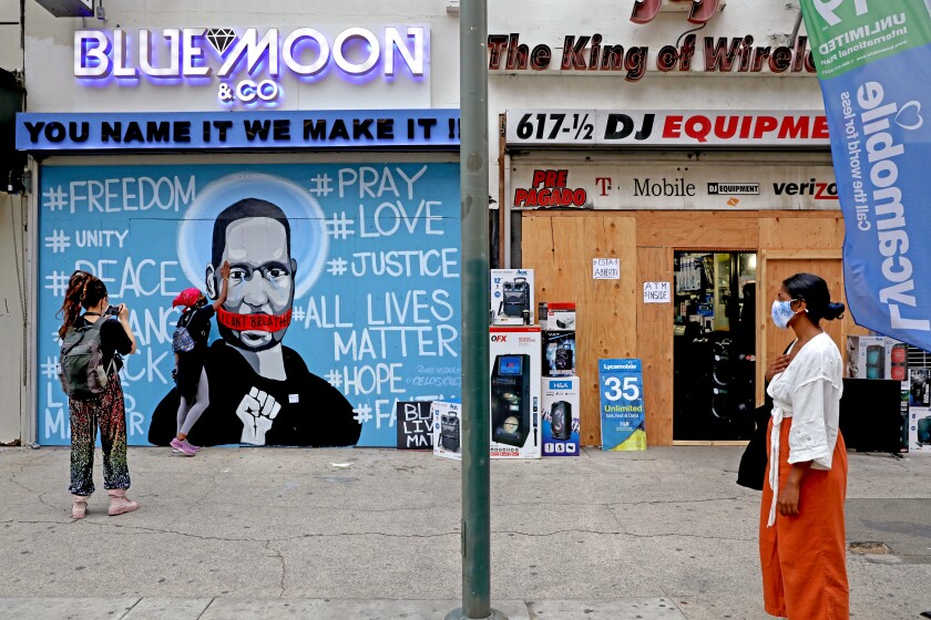   Un mural de George Floyd del artista Mario Medina con el apoyo de Celos en South Broadway en el centro de Los Ángeles. 
