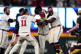 Michael Harris II, derecha, de los Bravos de Atlanta, celebra con sus compañeros de equipo después de impulsar la carrera de la victoria con un doble en la 10ma entrada del juego de béisbol el miércoles 24 de abril de 2024, en Atlanta. (AP Foto/John Bazemore)