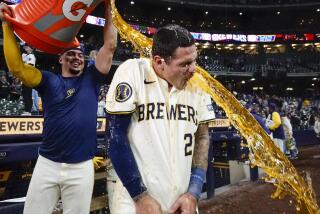 El dominicano de los Cerveceros de Milwaukee Willy Adames baña con gatorade a su compañero Joey Ortiz tras la victoria en la 11ma entrada ante los Yankees de Nueva York el viernes 26 de abril del 2024. (AP Foto/Morry Gash)