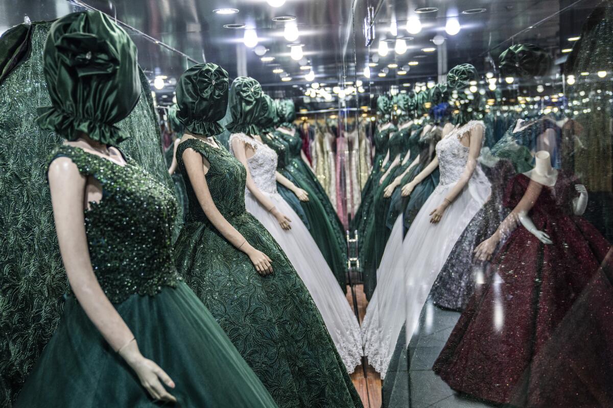 Maniquíes con la cabeza cubierta en una tienda de vestidos para dama, 26 de diciembre de 2022, en Kabul.