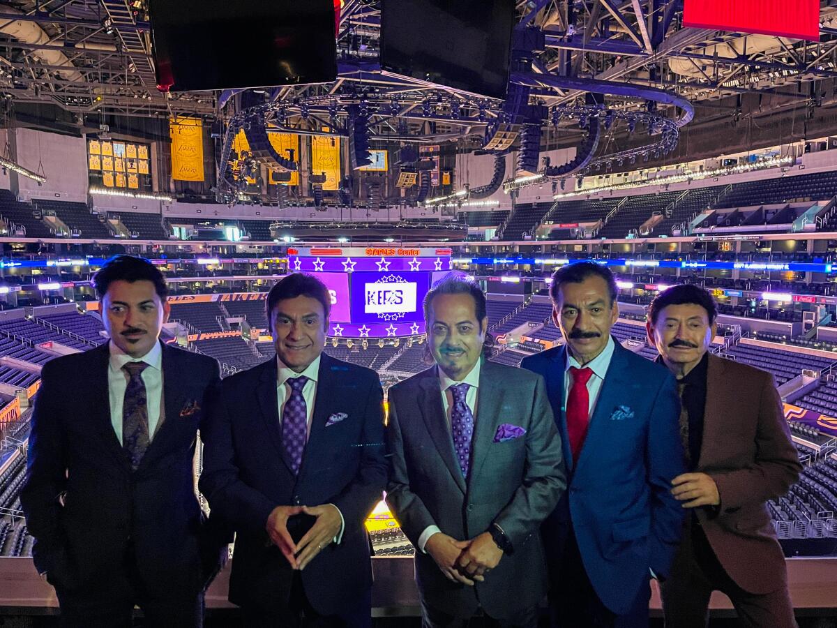 Los integrantes de Los Tigres del Norte en el Staples Center.