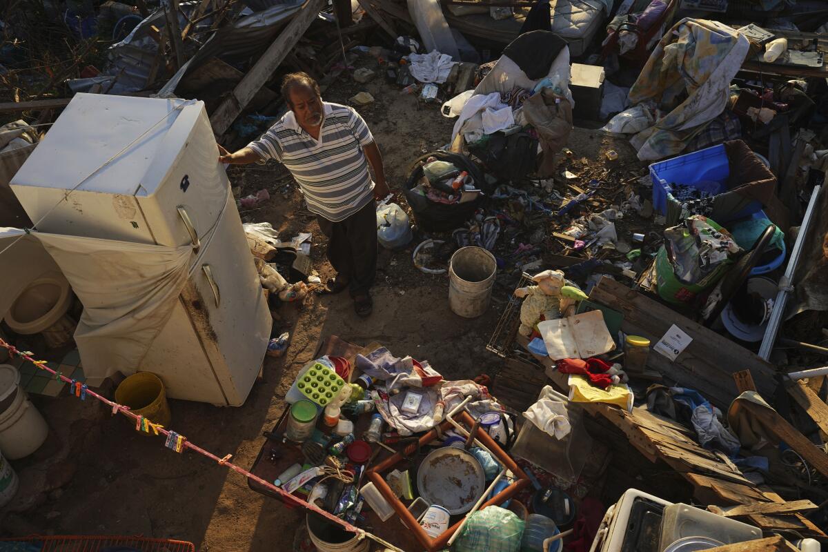Jaime Sosa dentro de su casa destruida por el huracán Otis, en Acapulco, México