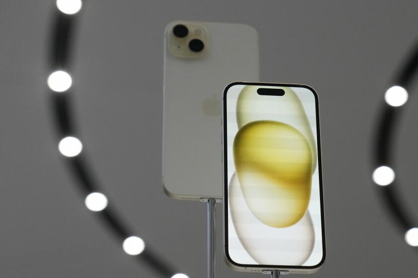 ARCHIVO - Unos teléfonos iPhone 15 son mostrados durante el anuncio de nuevos productos en la sede de Apple, en Cupertino, California, el martes 12 de septiembre de 2023. (AP Foto/Jeff Chiu, Archivo)