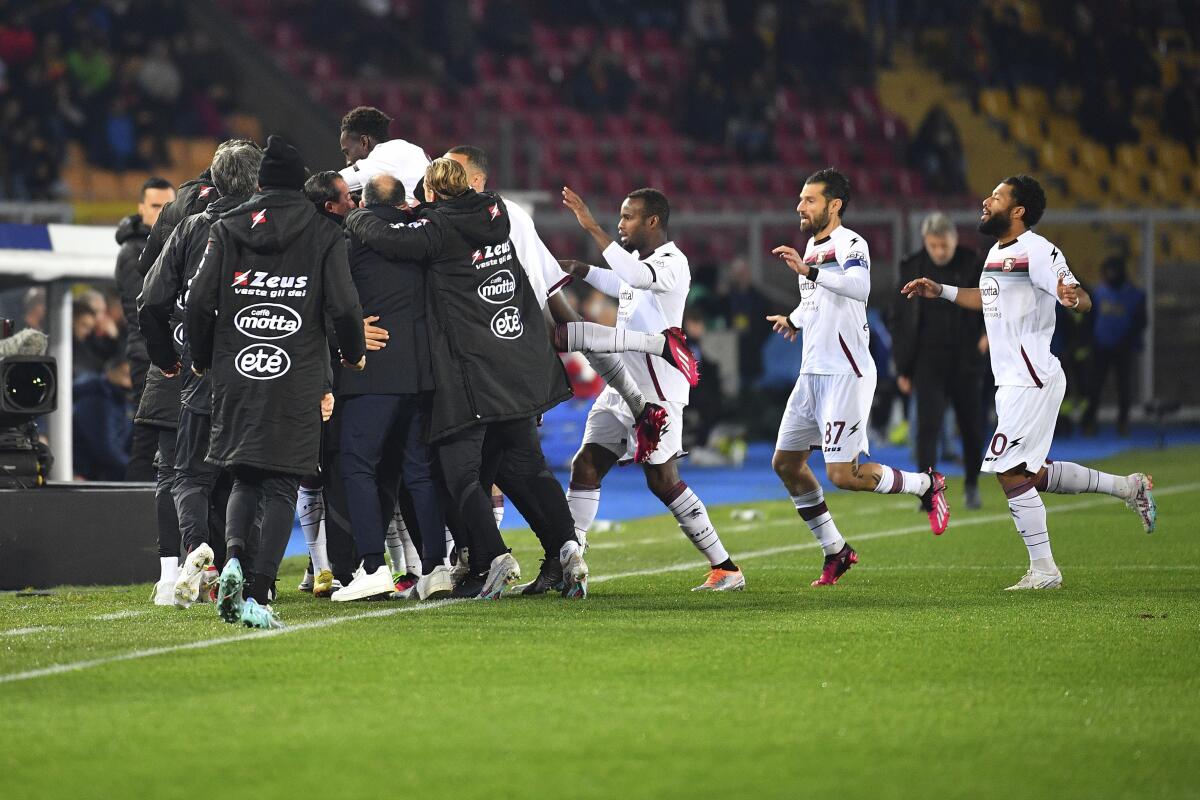Boulaye Dia, de Salernitana, celebra con sus compañeros de equipo después de marcar un gol 