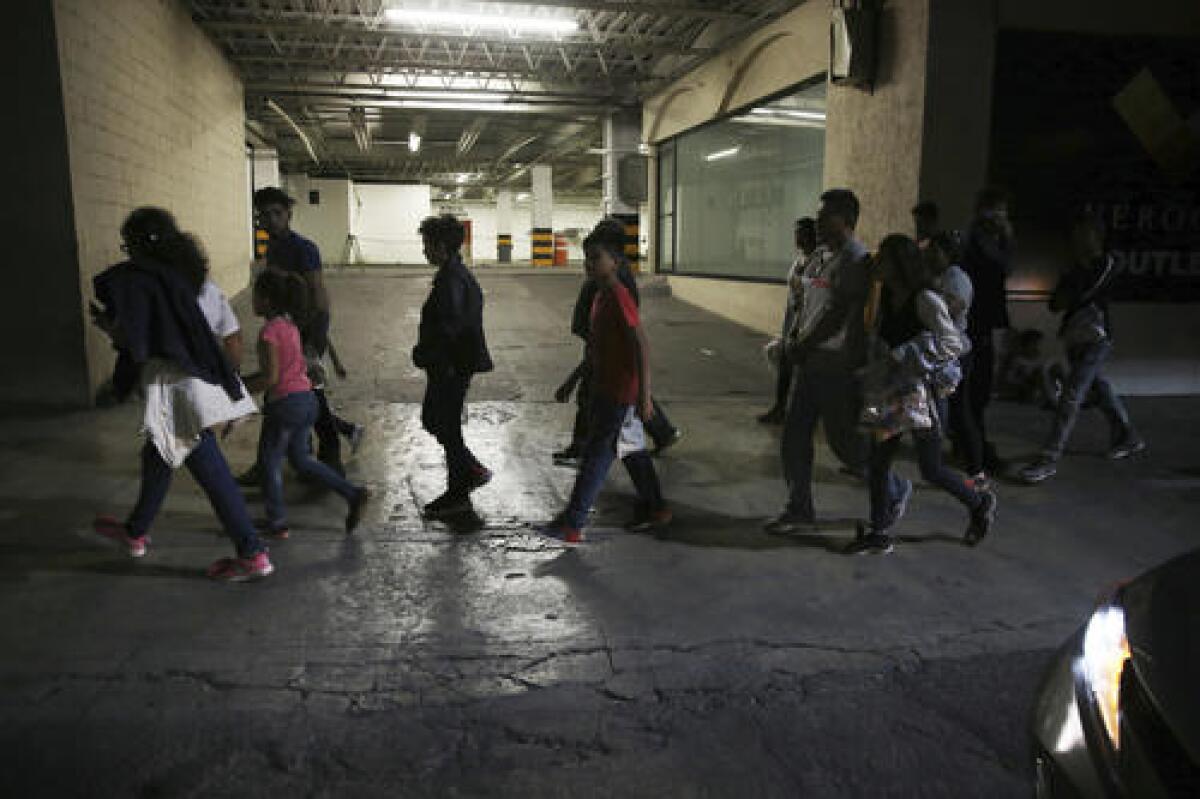 En esta imagen, tomada el 18 de julio de 2019, migrantes recién trasladados por las autoridades mexicanas de Nuevo Laredo a Monterrey, bajan del autobús en el que hicieron el trayecto en una calle de Monterrey, México. Todos los trasladados a Monterrey que hablaron con The Associated Press dijeron que no habían solicitado asilo en Estados Unidos y muchos pidieron ser devueltos a sus países, pero les dijeron que sus únicas opciones eran regresar a México o seguir en un centro de detención estadounidense.