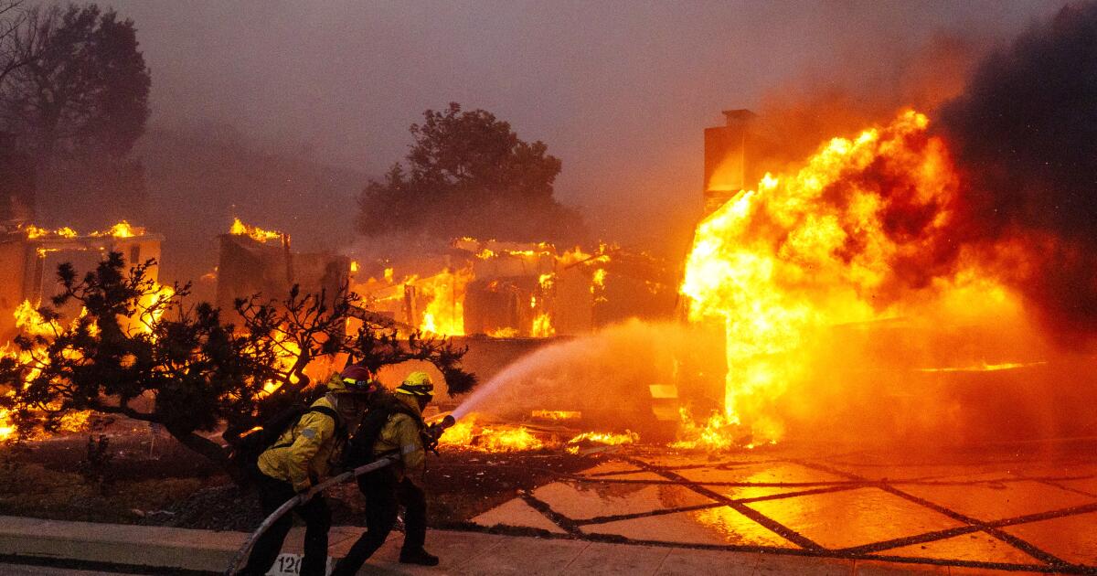 Bombeiro de Los Angeles testemunha que o incêndio em Lachman não foi totalmente extinto quando as tripulações receberam ordem de evacuação